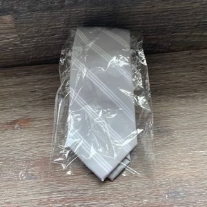 Silver/White diagonal line tie. BRAND NEW. Wedding tie.